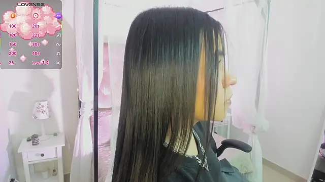 Hanna  Becker  online show from 11/21/25, 04:00