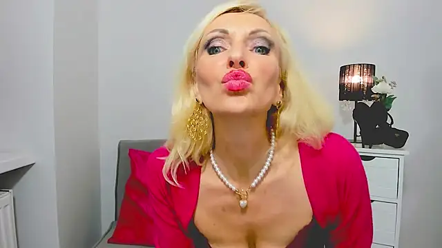 Snapshot of CrystalHotty chatting on 01/08/25, 01:11 CrystalHotty online show from 01/08/25, 01:11