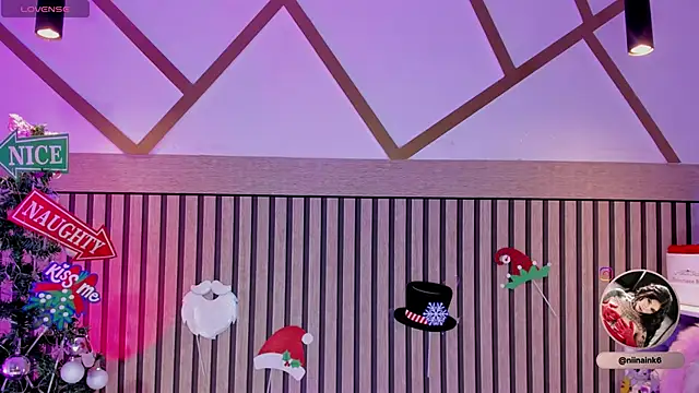 Snapshot of NinaInk chatting on 12/18/25, 01:06 NinaInk online show from 12/18/25, 01:06