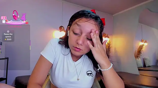 Snapshot of katy_sweet19 chatting on 03/21/25, 12:40 katy sweet19 online show from 03/21/25, 12:40