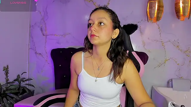 Snapshot of katy_sweet19 chatting on 05/06/26, 10:42 katy sweet19 online show from 05/06/26, 10:42