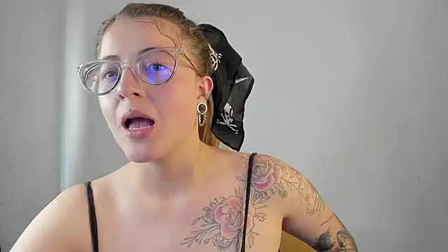 Snapshot of tekila__ chatting on 02/04/25, 09:10 tekila online show from 02/04/25, 09:10