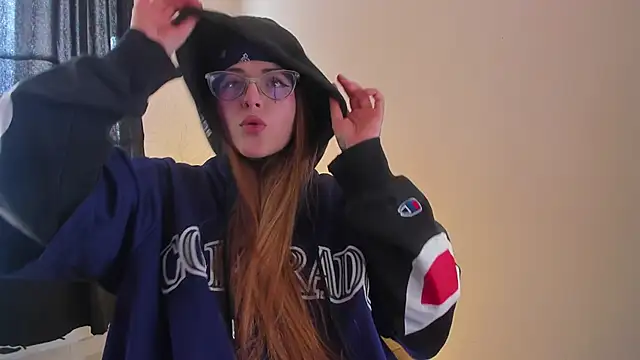 Snapshot of tekila__ chatting on 03/12/25, 07:28 tekila online show from 03/12/25, 07:28