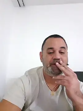 Snapshot of your_man85 chatting on 02/22/25, 09:15 your man85 online show from 02/22/25, 09:15