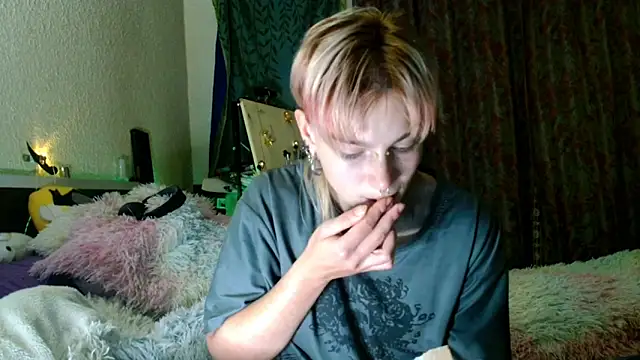 Sophie Bell online show from 05/15/26, 07:43