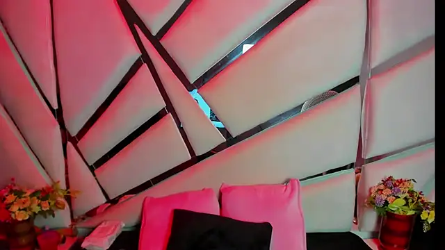 Aurora 18 online show from 10/11/25, 02:37