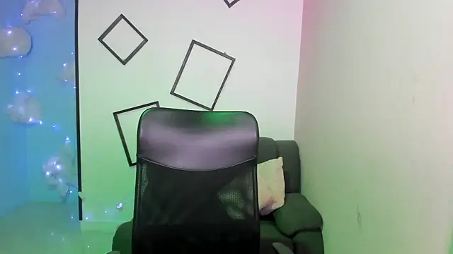 Aurora 18 online show from 10/23/25, 02:49