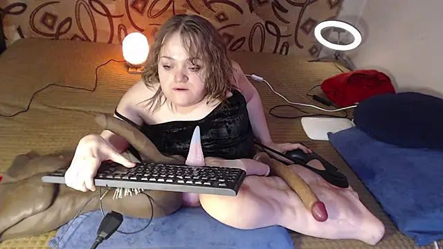 Snapshot of MiniNatalie chatting on 02/09/25, 08:33 MiniNatalie online show from 02/09/25, 08:33