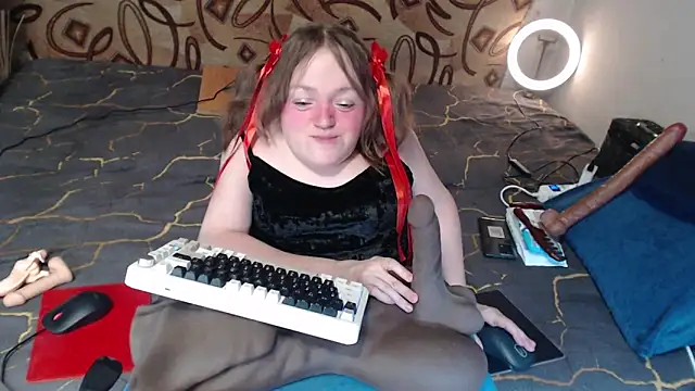 Snapshot of MiniNatalie chatting on 03/07/25, 11:27 MiniNatalie online show from 03/07/25, 11:27