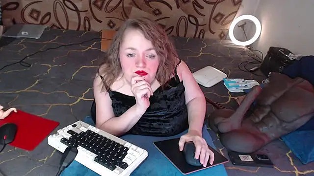 Snapshot of MiniNatalie chatting on 03/11/25, 07:37 MiniNatalie online show from 03/11/25, 07:37