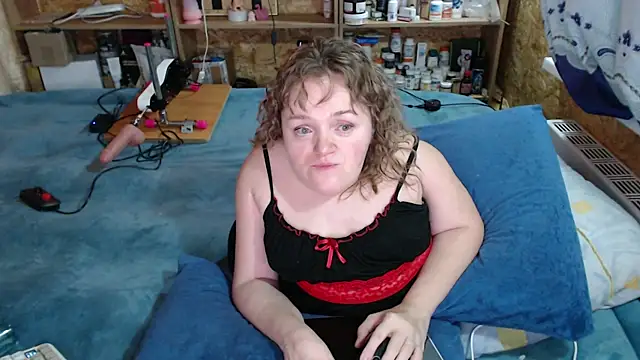 Snapshot of MiniNatalie chatting on 09/30/25, 03:28 MiniNatalie online show from 09/30/25, 03:28