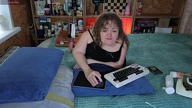 Snapshot of MiniNatalie chatting on 11/07/25, 06:24 MiniNatalie online show from 11/07/25, 06:24