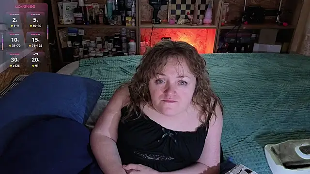 Snapshot of MiniNatalie chatting on 11/08/25, 02:06 MiniNatalie online show from 11/08/25, 02:06