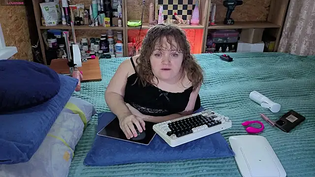 Snapshot of MiniNatalie chatting on 11/10/25, 06:34 MiniNatalie online show from 11/10/25, 06:34