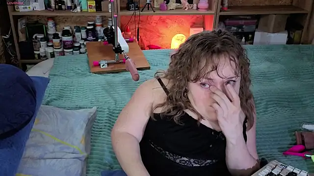 Snapshot of MiniNatalie chatting on 11/11/25, 06:35 MiniNatalie online show from 11/11/25, 06:35