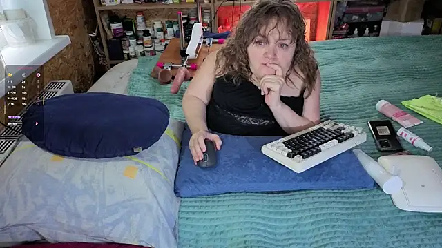 Snapshot of MiniNatalie chatting on 11/12/25, 05:41 MiniNatalie online show from 11/12/25, 05:41