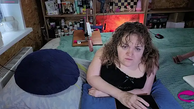 Snapshot of MiniNatalie chatting on 11/13/25, 03:27 MiniNatalie online show from 11/13/25, 03:27