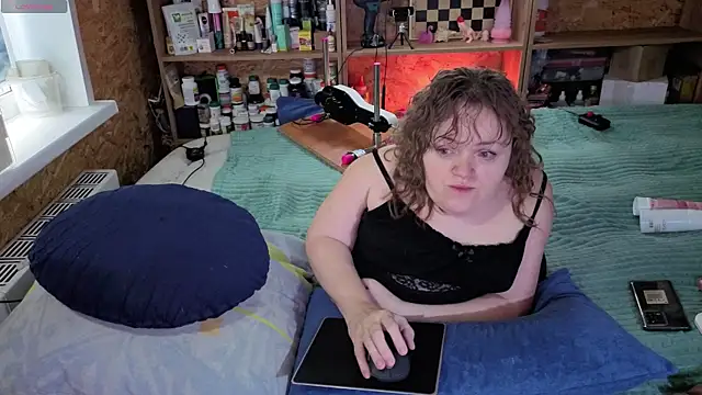 Snapshot of MiniNatalie chatting on 11/14/25, 05:28 MiniNatalie online show from 11/14/25, 05:28