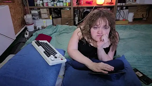 Snapshot of MiniNatalie chatting on 11/21/25, 06:23 MiniNatalie online show from 11/21/25, 06:23