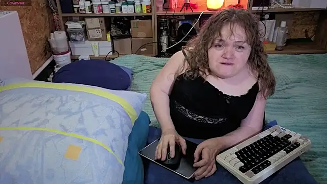 Snapshot of MiniNatalie chatting on 11/22/25, 08:57 MiniNatalie online show from 11/22/25, 08:57