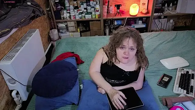 Snapshot of MiniNatalie chatting on 11/23/25, 07:19 MiniNatalie online show from 11/23/25, 07:19