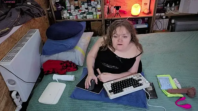 Snapshot of MiniNatalie chatting on 11/24/25, 05:51 MiniNatalie online show from 11/24/25, 05:51