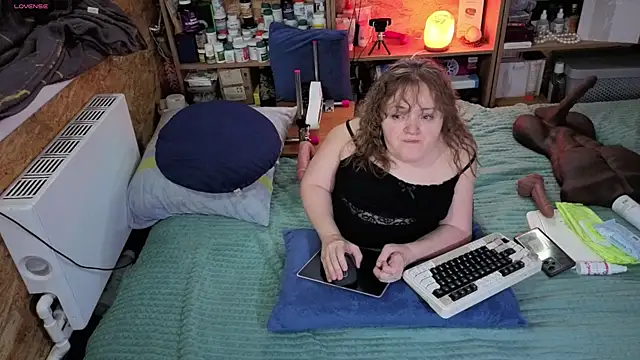 Snapshot of MiniNatalie chatting on 11/25/25, 06:02 MiniNatalie online show from 11/25/25, 06:02