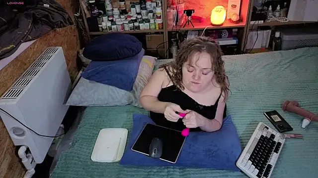 Snapshot of MiniNatalie chatting on 11/26/25, 11:33 MiniNatalie online show from 11/26/25, 11:33