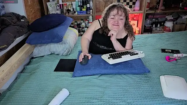 Snapshot of MiniNatalie chatting on 11/29/25, 12:30 MiniNatalie online show from 11/29/25, 12:30