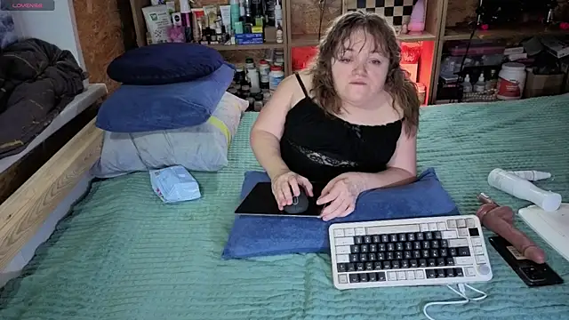 Snapshot of MiniNatalie chatting on 11/30/25, 10:41 MiniNatalie online show from 11/30/25, 10:41