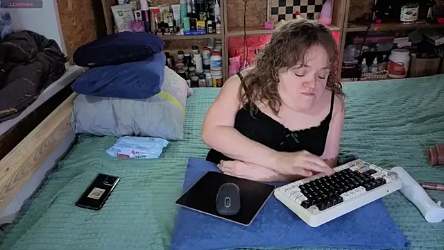 Snapshot of MiniNatalie chatting on 12/01/25, 12:43 MiniNatalie online show from 12/01/25, 12:43