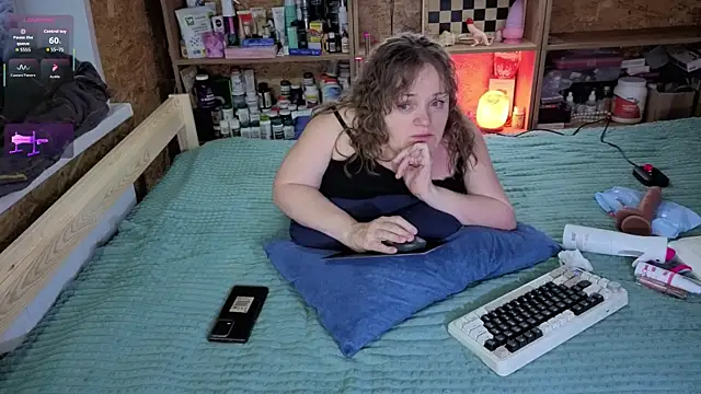 Snapshot of MiniNatalie chatting on 12/02/25, 12:32 MiniNatalie online show from 12/02/25, 12:32