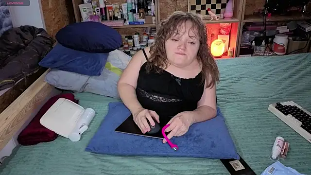 Snapshot of MiniNatalie chatting on 12/04/25, 01:42 MiniNatalie online show from 12/04/25, 01:42