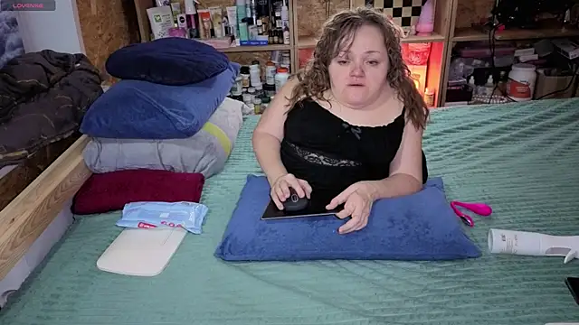 Snapshot of MiniNatalie chatting on 12/05/25, 10:57 MiniNatalie online show from 12/05/25, 10:57