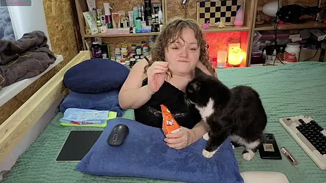 Snapshot of MiniNatalie chatting on 12/14/25, 04:18 MiniNatalie online show from 12/14/25, 04:18