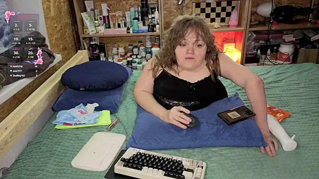 Snapshot of MiniNatalie chatting on 12/14/25, 04:23 MiniNatalie online show from 12/14/25, 04:23