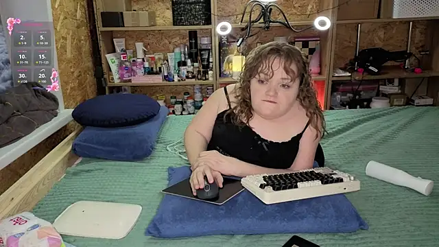 Snapshot of MiniNatalie chatting on 12/20/25, 02:24 MiniNatalie online show from 12/20/25, 02:24