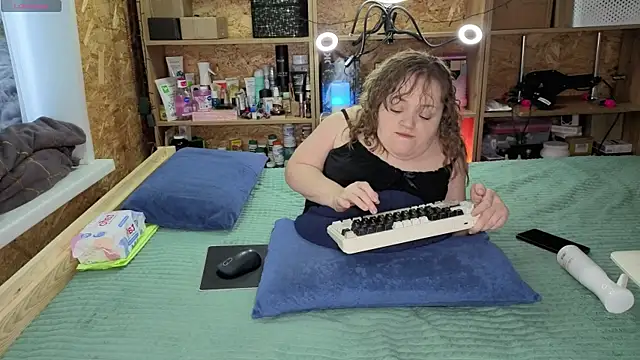 Snapshot of MiniNatalie chatting on 12/21/25, 05:03 MiniNatalie online show from 12/21/25, 05:03