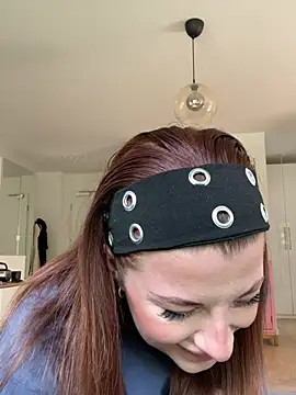 Mia-Minou online show from 05/21/26, 10:00