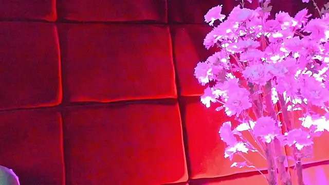 Snapshot of Alexxa chatting on 10/14/25, 06:03 Alexxa online show from 10/14/25, 06:03