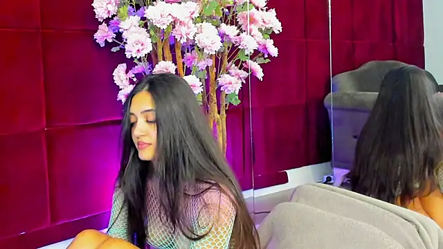 Snapshot of Alexxa chatting on 10/31/25, 06:31 Alexxa online show from 10/31/25, 06:31