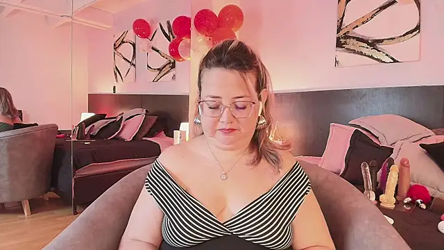 Snapshot of MartinaCaycedo chatting on 02/15/25, 12:54 MartinaCaycedo online show from 02/15/25, 12:54