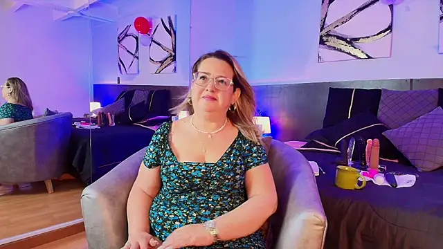 Snapshot of MartinaCaycedo chatting on 03/05/25, 10:33 MartinaCaycedo online show from 03/05/25, 10:33