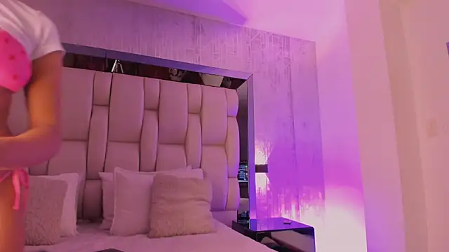 Snapshot of _CurlyGirl_ chatting on 01/07/26, 08:11 CurlyGirl online show from 01/07/26, 08:11