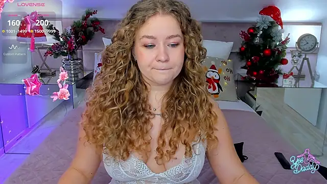 Snapshot of CassieRide chatting on 12/19/25, 01:29 CassieRide online show from 12/19/25, 01:29