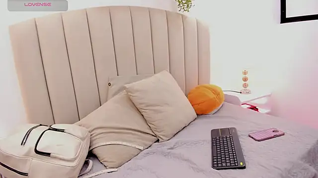 Snapshot of Mia_thompson_19 chatting on 10/22/25, 07:02 Mia thompson 19 online show from 10/22/25, 07:02