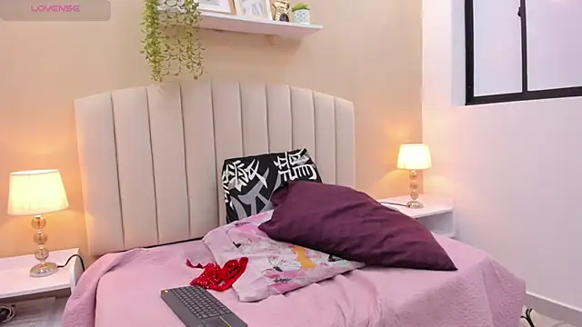 Snapshot of Mia_thompson_19 chatting on 12/15/25, 07:29 Mia thompson 19 online show from 12/15/25, 07:29