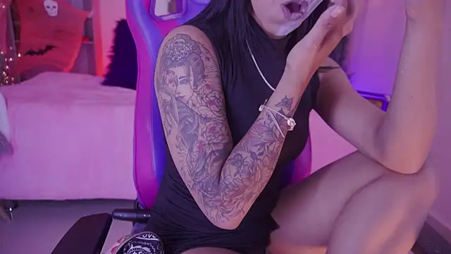 Snapshot of madelyn_rose_ chatting on 10/31/25, 02:56 madelyn rose online show from 10/31/25, 02:56