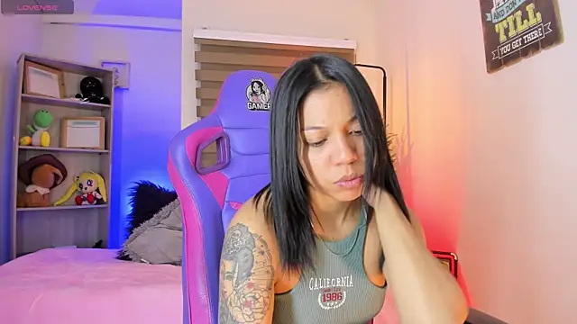 Snapshot of madelyn_rose_ chatting on 11/22/25, 01:48 madelyn rose online show from 11/22/25, 01:48