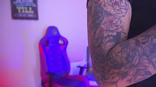 Snapshot of madelyn_rose_ chatting on 11/28/25, 01:41 madelyn rose online show from 11/28/25, 01:41